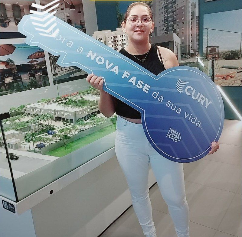 Cliente celebrando a chave do apartamento novo
