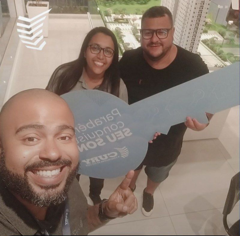 Cliente celebrando a chave do apartamento novo