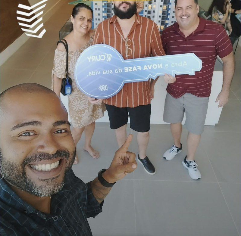 Cliente celebrando a chave do apartamento novo