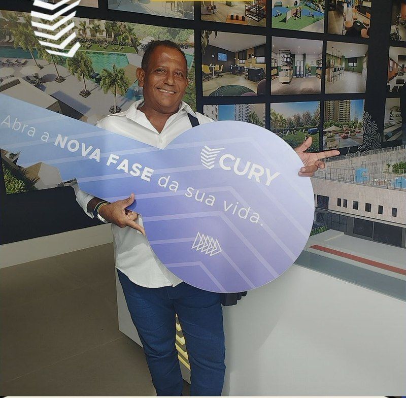 Cliente celebrando a chave do apartamento novo
