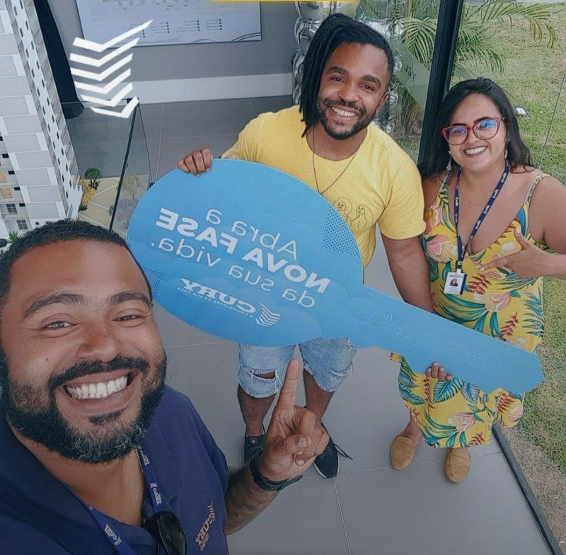 Cliente celebrando a chave do apartamento novo