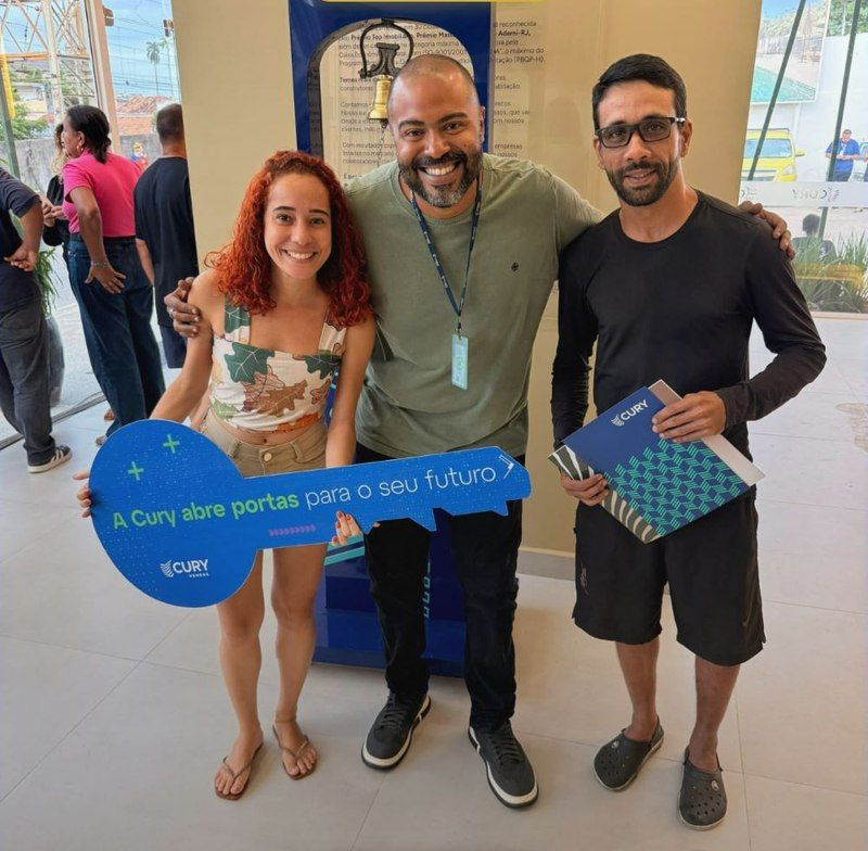Cliente celebrando a chave do apartamento novo